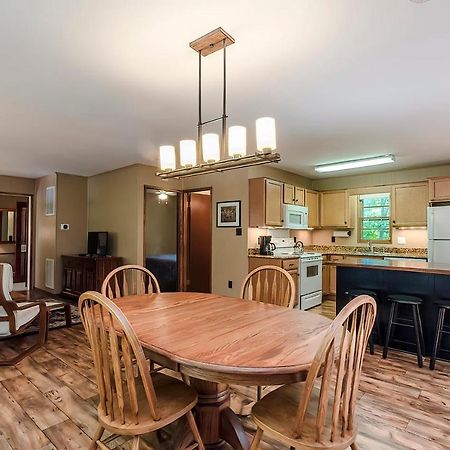 Secluded Oasis W Hot Tub, Screened-In Porch, Wifi! เบิร์กลีย์สปริงส์ ภายนอก รูปภาพ