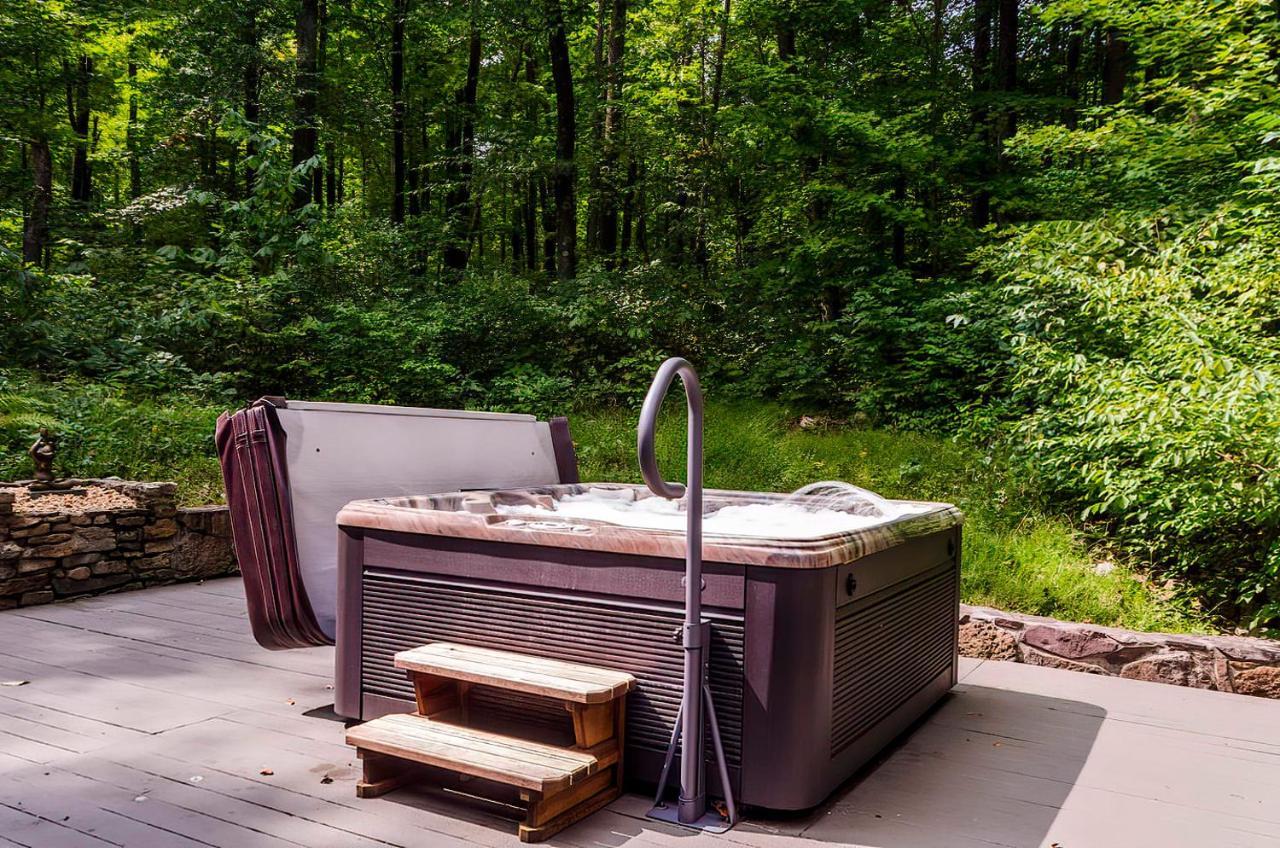 Secluded Oasis W Hot Tub, Screened-In Porch, Wifi! เบิร์กลีย์สปริงส์ ภายนอก รูปภาพ