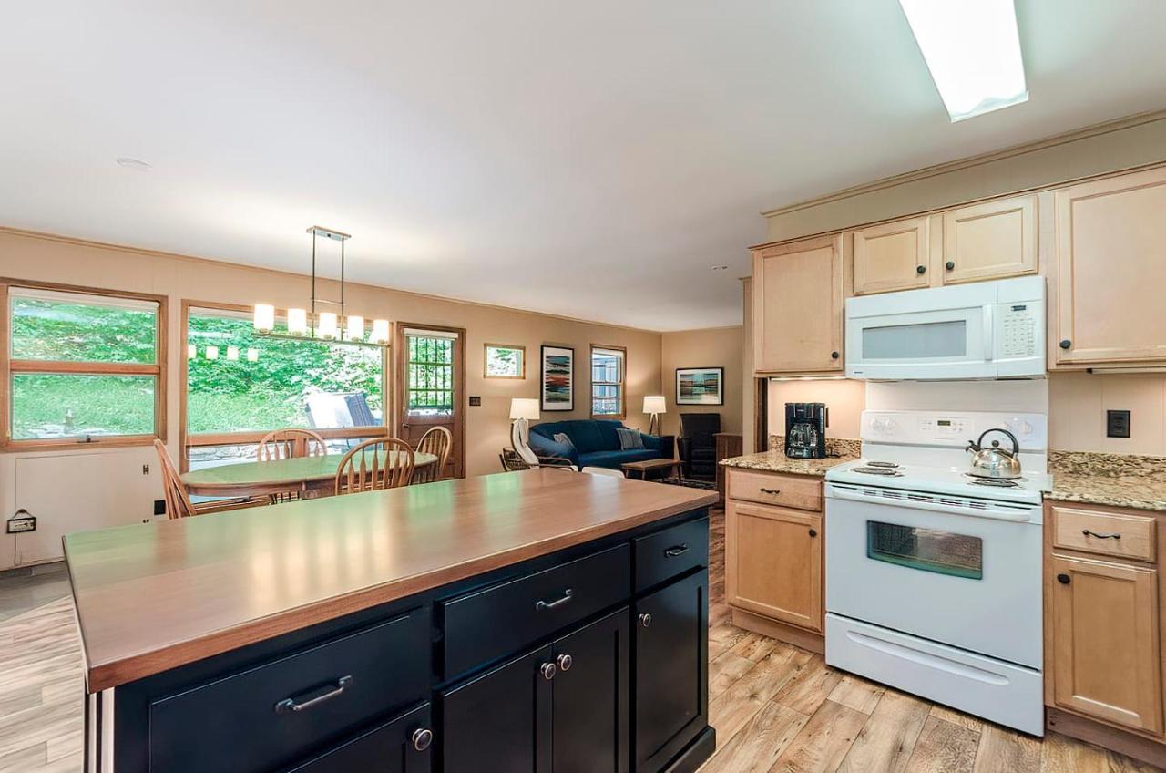 Secluded Oasis W Hot Tub, Screened-In Porch, Wifi! เบิร์กลีย์สปริงส์ ภายนอก รูปภาพ