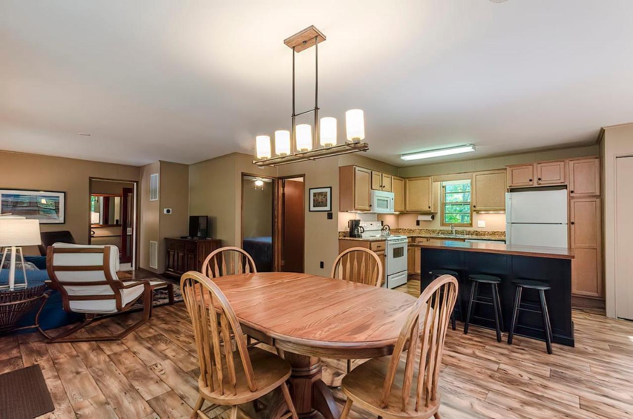 Secluded Oasis W Hot Tub, Screened-In Porch, Wifi! เบิร์กลีย์สปริงส์ ภายนอก รูปภาพ