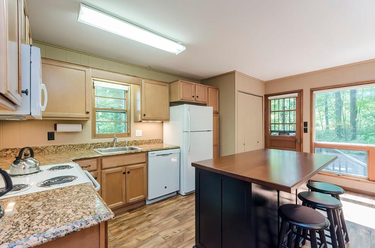 Secluded Oasis W Hot Tub, Screened-In Porch, Wifi! เบิร์กลีย์สปริงส์ ภายนอก รูปภาพ