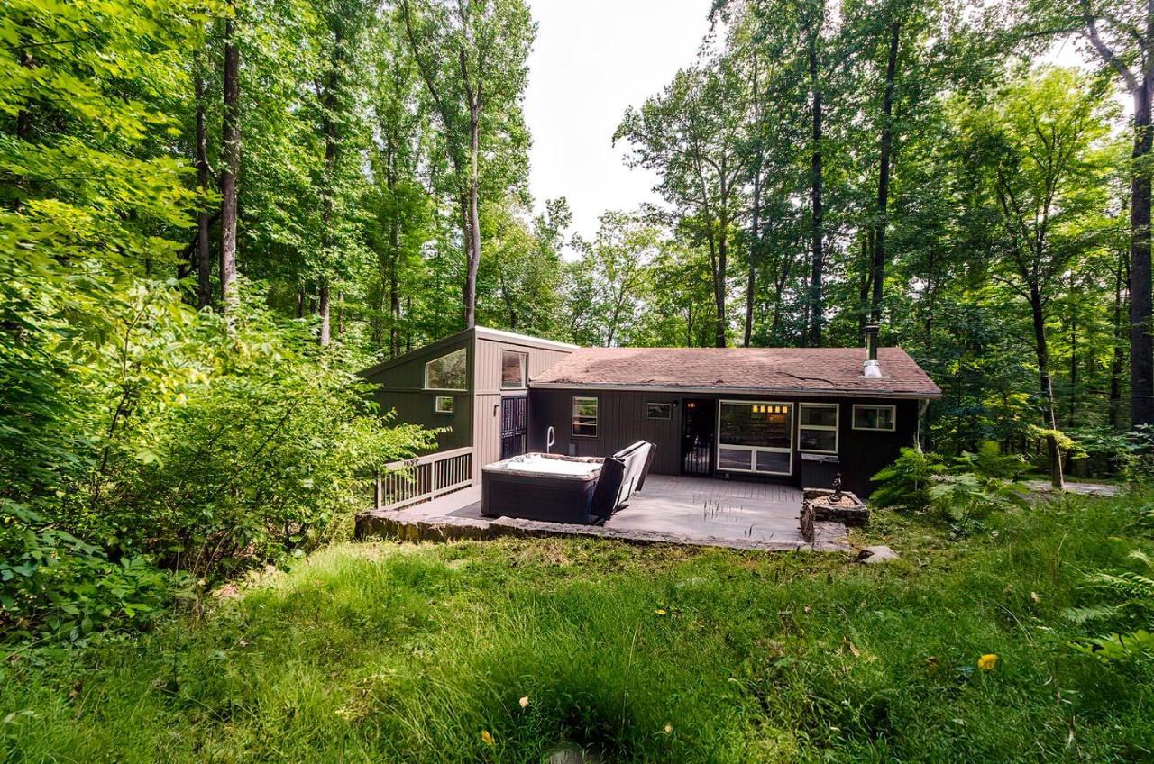Secluded Oasis W Hot Tub, Screened-In Porch, Wifi! เบิร์กลีย์สปริงส์ ภายนอก รูปภาพ