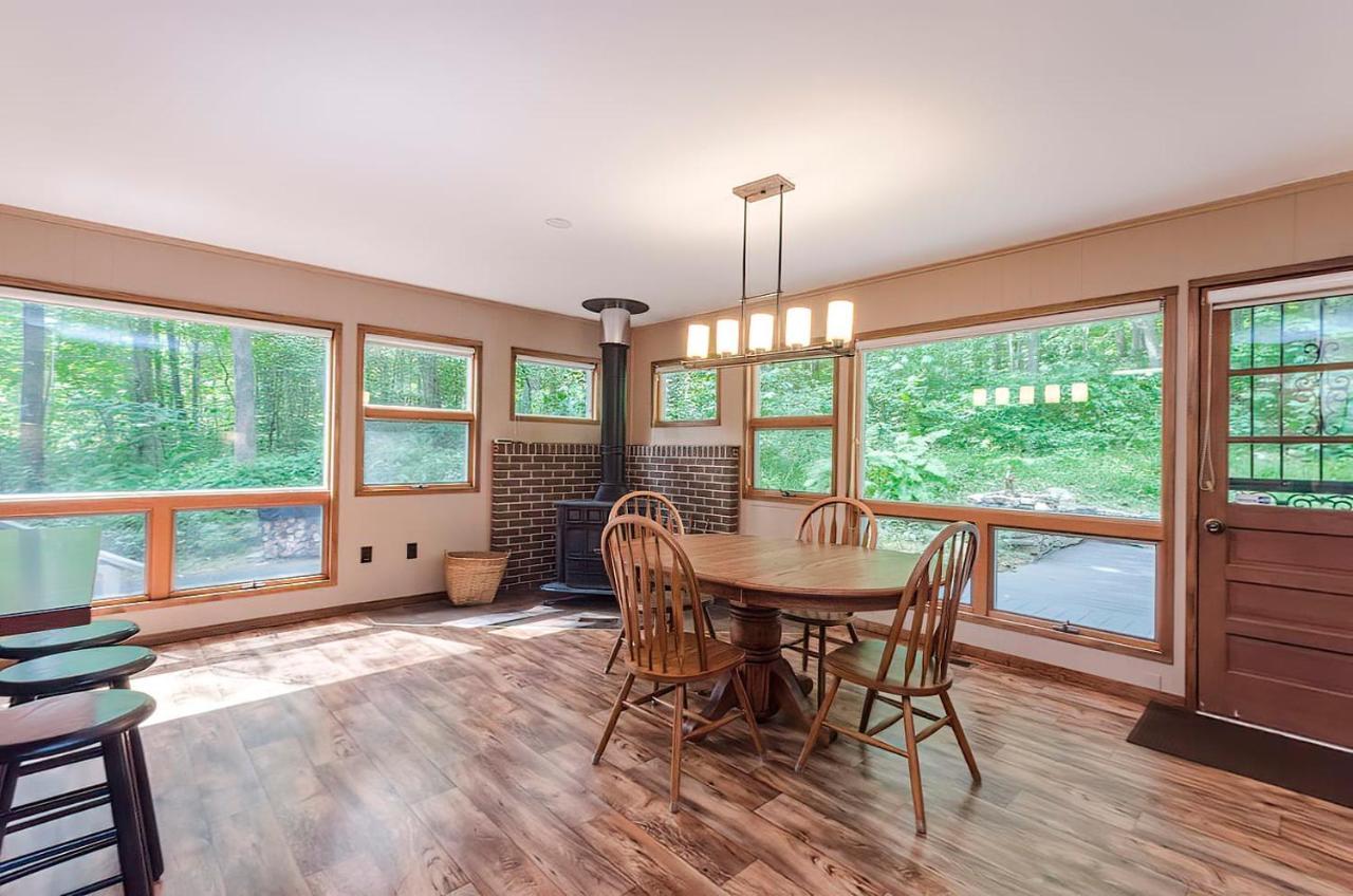 Secluded Oasis W Hot Tub, Screened-In Porch, Wifi! เบิร์กลีย์สปริงส์ ภายนอก รูปภาพ