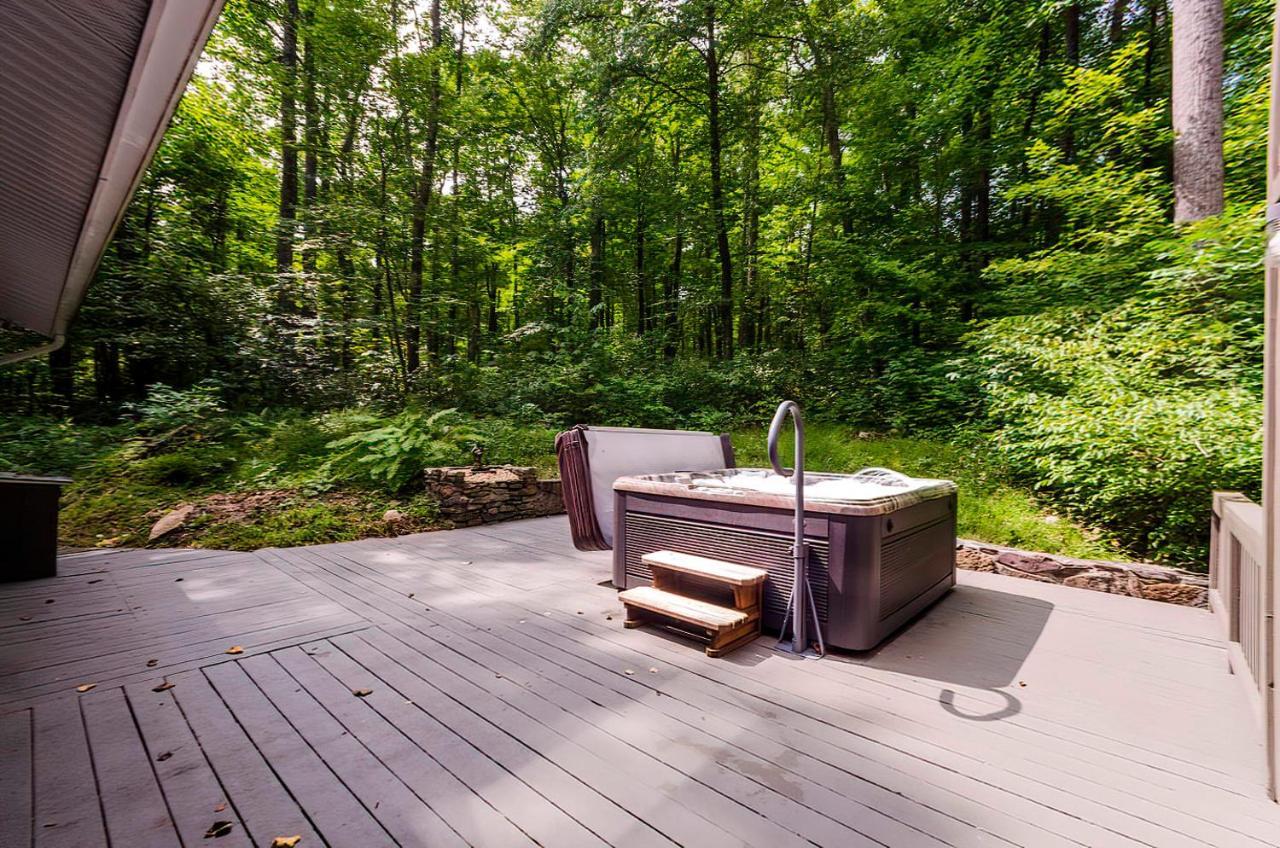Secluded Oasis W Hot Tub, Screened-In Porch, Wifi! เบิร์กลีย์สปริงส์ ภายนอก รูปภาพ