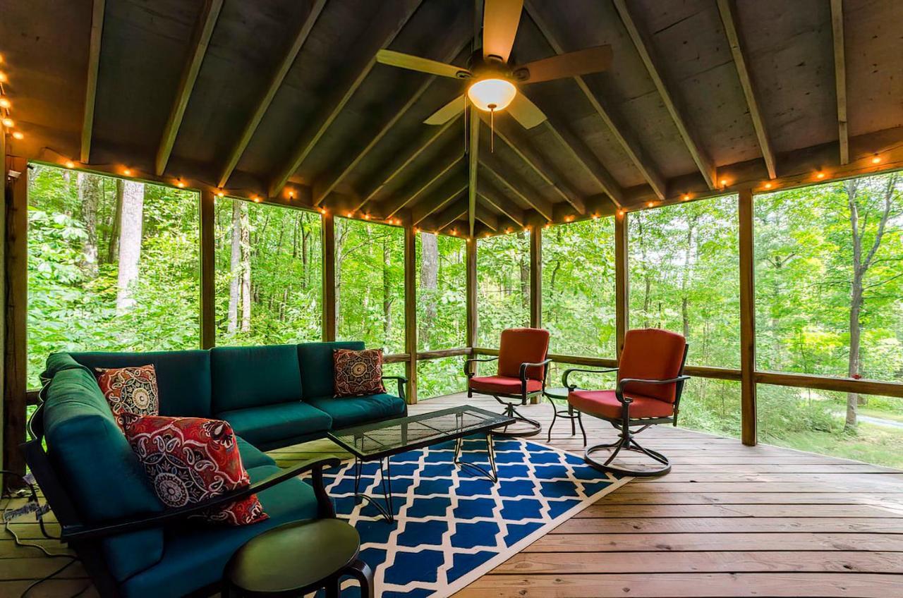 Secluded Oasis W Hot Tub, Screened-In Porch, Wifi! เบิร์กลีย์สปริงส์ ภายนอก รูปภาพ