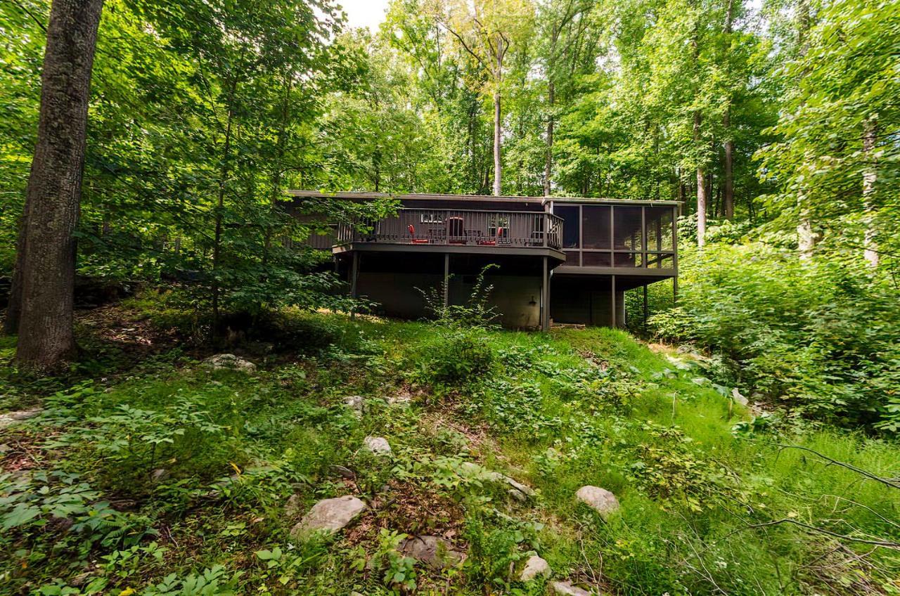 Secluded Oasis W Hot Tub, Screened-In Porch, Wifi! เบิร์กลีย์สปริงส์ ภายนอก รูปภาพ