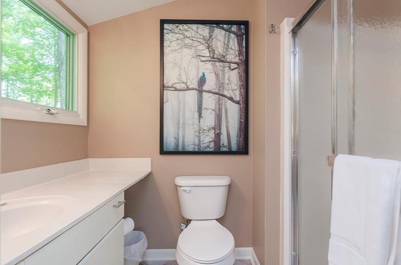 Secluded Oasis W Hot Tub, Screened-In Porch, Wifi! เบิร์กลีย์สปริงส์ ภายนอก รูปภาพ