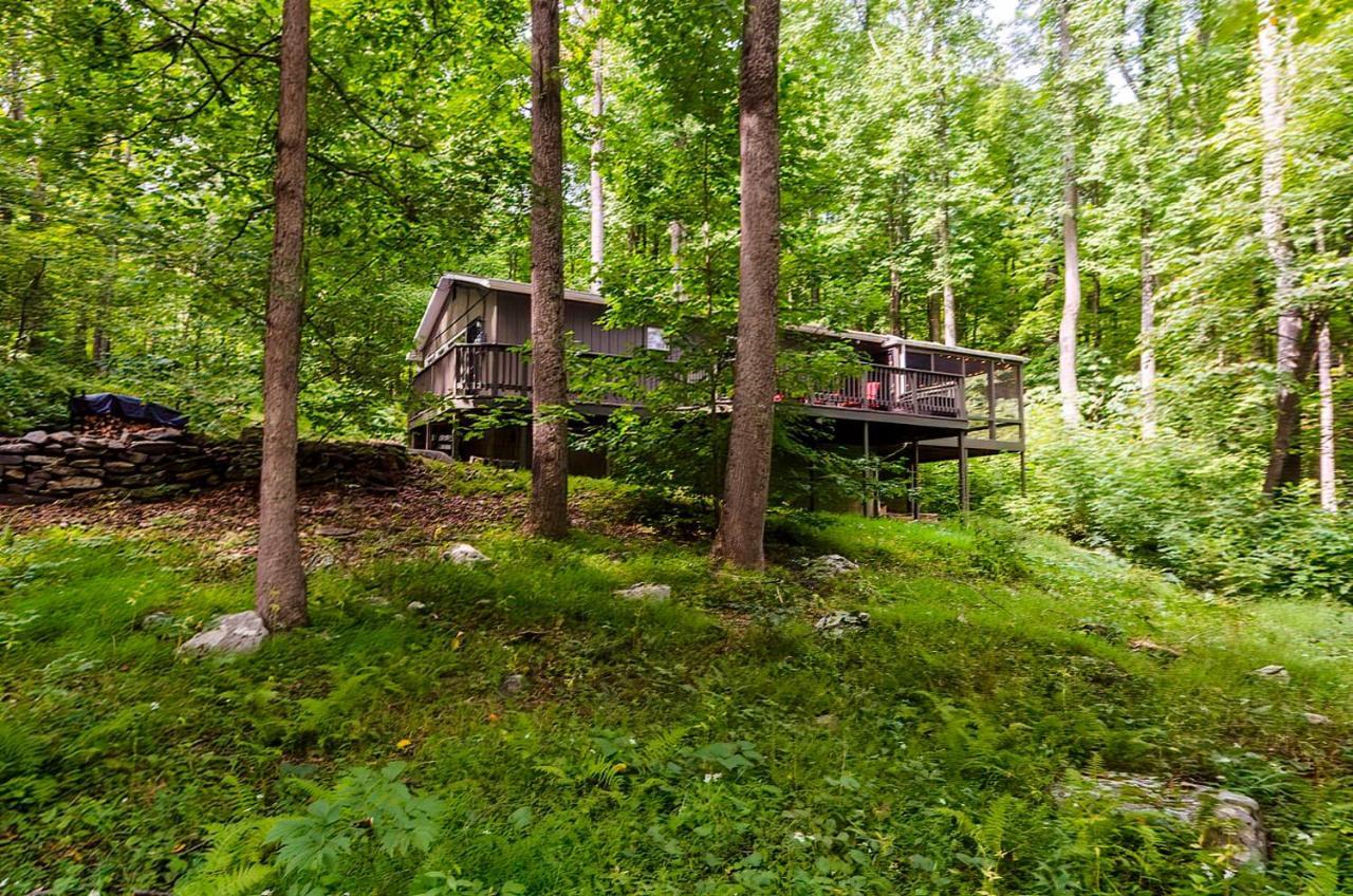Secluded Oasis W Hot Tub, Screened-In Porch, Wifi! เบิร์กลีย์สปริงส์ ภายนอก รูปภาพ