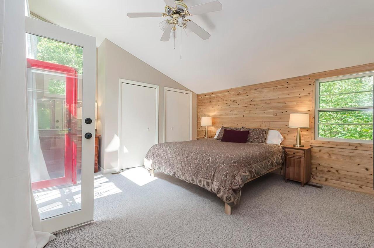 Secluded Oasis W Hot Tub, Screened-In Porch, Wifi! เบิร์กลีย์สปริงส์ ภายนอก รูปภาพ